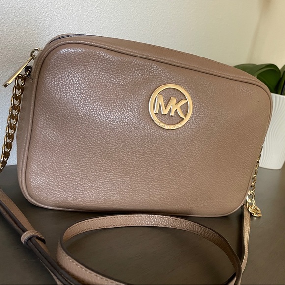 MICHAEL KORS FULTON LG CROSSBODY BAG. Nude color. - Picture 11 of 11